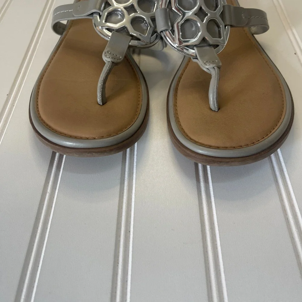 Kelly & Katie Dahlin Grey Medallion Thong Sandals Silver Accent Womens 8.5M